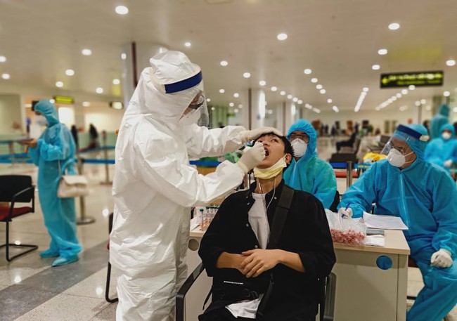 30 trung tâm y tế quận, huyện tại Hà Nội tham gia hỗ trợ lấy mẫu xét nghiệm ngay tại Sân bay quốc tế Nội Bài - Ảnh 1.