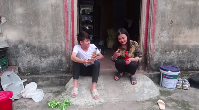 Mới tập tành làm Vlog, con gái xinh đẹp của bà Tân đã bị dân mạng bóc phốt "gian dối khán giả" - Ảnh 3. Mới tập tành làm Vlog, con gái xinh đẹp của bà Tân đã bị dân mạng bóc phốt "gian dối khán giả" - Ảnh 3.