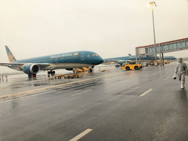 Bên trong những chuyến bay Vietnam Airlines về từ “tâm dịch” châu Âu - Ảnh 1.