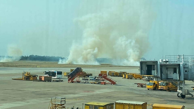 TP.HCM: Sân bay Tân Sơn Nhất bốc khói nghi ngút vì máy bay Vietnam Airlines gặp vấn đề khi cất cánh - Ảnh 1.