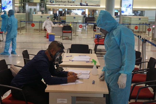 30 trung tâm y tế quận, huyện tại Hà Nội tham gia hỗ trợ lấy mẫu xét nghiệm ngay tại Sân bay quốc tế Nội Bài - Ảnh 2.