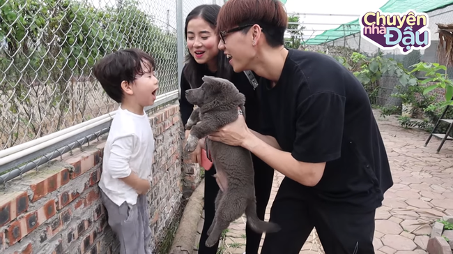 Cư dân mạng thích thú với màn gặp gỡ siêu hài giữa "idol mắt lé" Nguyễn Văn Dúi với hot family Đậu Đậu, xác nhận Dúi ngoài đời vừa lé vừa lùn (!) - Ảnh 3. Cư dân mạng thích thú với màn gặp gỡ siêu hài giữa "idol mắt lé" Nguyễn Văn Dúi với hot family Đậu Đậu, xác nhận Dúi ngoài đời vừa lé vừa lùn (!) - Ảnh 3.