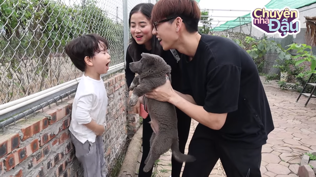 Cư dân mạng thích thú với màn gặp gỡ siêu hài giữa &quot;idol mắt lé&quot; Nguyễn Văn Dúi với hot family Đậu Đậu, xác nhận Dúi ngoài đời vừa lé vừa lùn (!) - Ảnh 3.