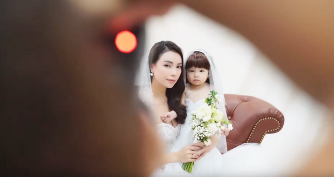 Sau khi khoe đất tiền tỷ, Trà Ngọc Hằng tung Vlog chụp ảnh cưới cùng con gái - Ảnh 6.