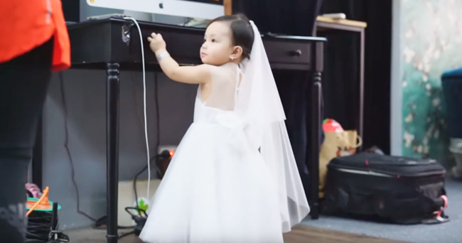 Sau khi khoe đất tiền tỷ, Trà Ngọc Hằng tung Vlog chụp ảnh cưới cùng con gái - Ảnh 11.