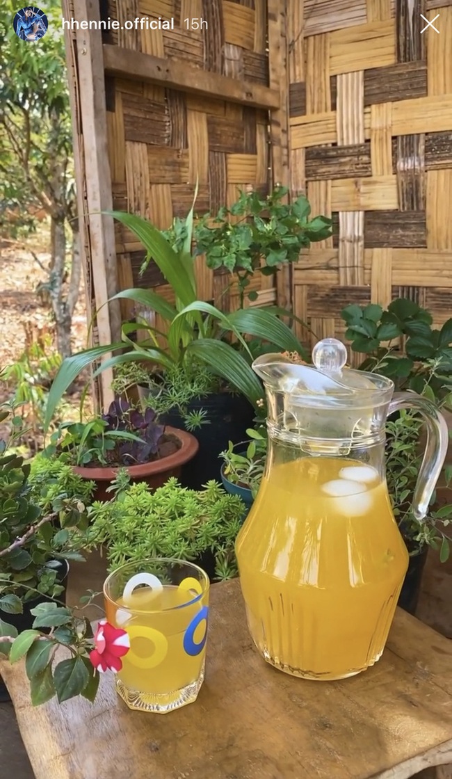 Học lỏm H'Hen Niê cách pha trà ô long cam sả cực lạ - Ảnh 5.
