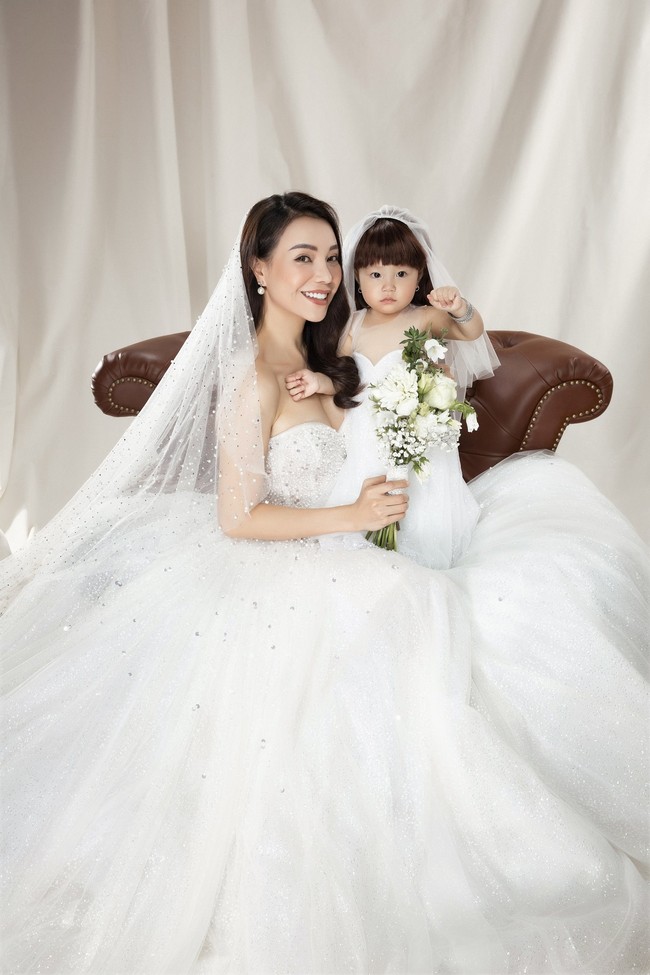 Sau khi khoe đất tiền tỷ, Trà Ngọc Hằng tung Vlog chụp ảnh cưới cùng con gái - Ảnh 8.