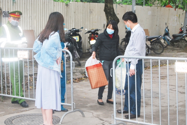 Hà Nội: Đã có 240 du học sinh về khu cách ly tập trung Pháp Vân, người thân tiếp tế thực phẩm  - Ảnh 10.