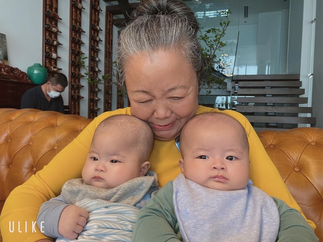 Hot mom Văn Thùy Dương hạnh phúc ngắm mẹ bế 2 cháu ngoại sinh đôi, song món đồ nhỏ cài trên áo bà khiến ai cũng xúc động khi nhìn thấy - Ảnh 2.