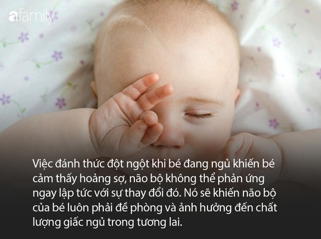 Đang ngủ bị đánh thức đột ngột, em bé biểu cảm cực đơ khiến người lớn cười sặc sụa mà không biết nguy hiểm đang rình rập bé - Ảnh 4.