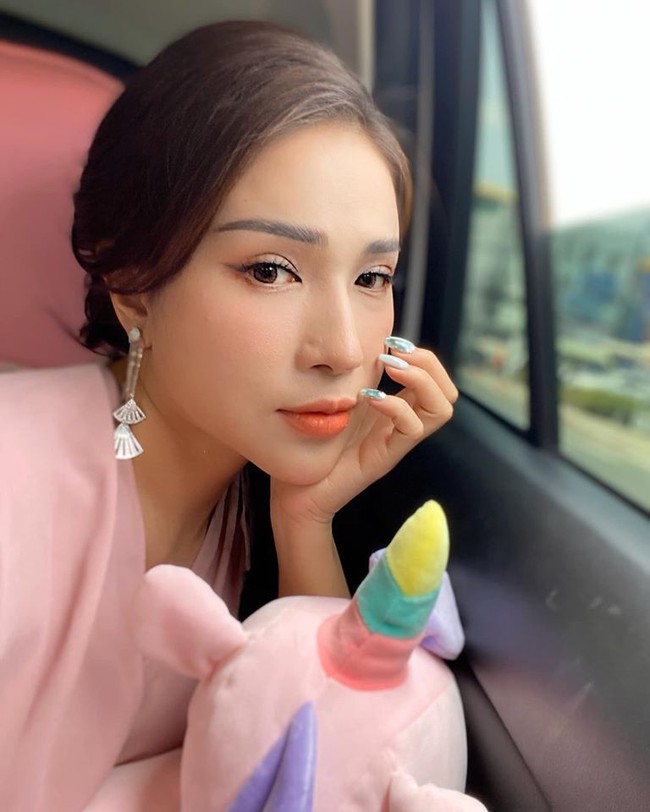 Khả Như h&agrave;i hước ph&aacute;t biểu: Cả ng&agrave;y h&ocirc;m nay chả biết l&agrave;m g&igrave; ngo&agrave;i chuyện&hellip; xinh đẹp.