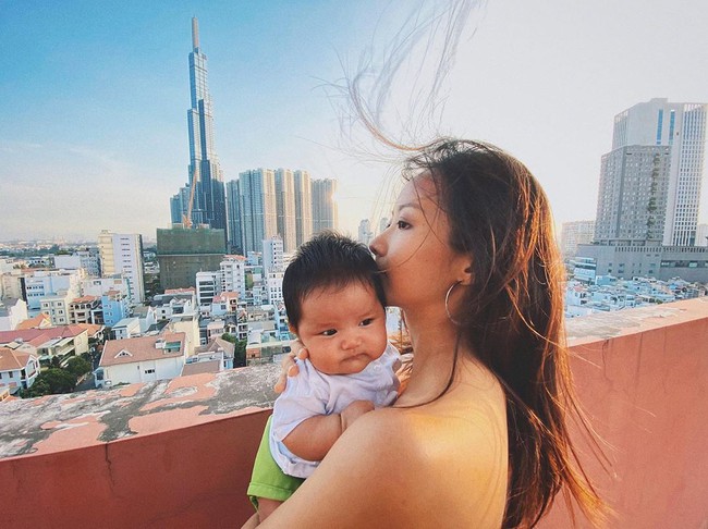 Hơn 1 tháng sau khi lọt lòng mẹ, con gái Suboi được khen tới tấp vì bụ bẫm và đáng yêu - Ảnh 1. Hơn 1 tháng sau khi lọt lòng mẹ, con gái Suboi được khen tới tấp vì bụ bẫm và đáng yêu - Ảnh 1.