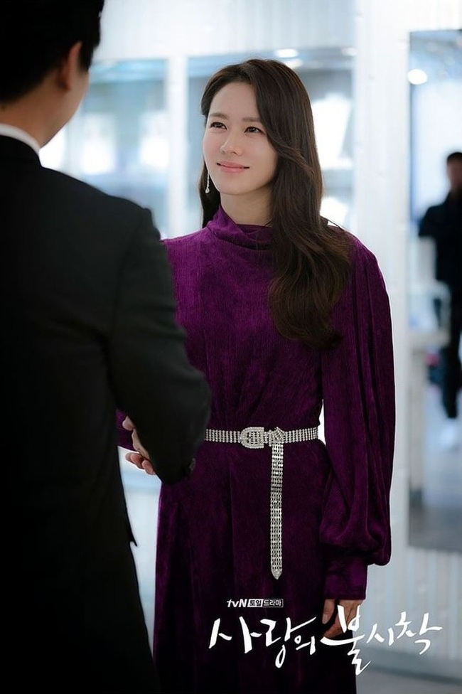 &quot;Nữ hoàng sexy&quot; Kim Hye Soo đụng váy với Son Ye Jin nhưng vì kiểu tóc nối siêu ẩu mà cô bị đàn em bỏ xa - Ảnh 4.