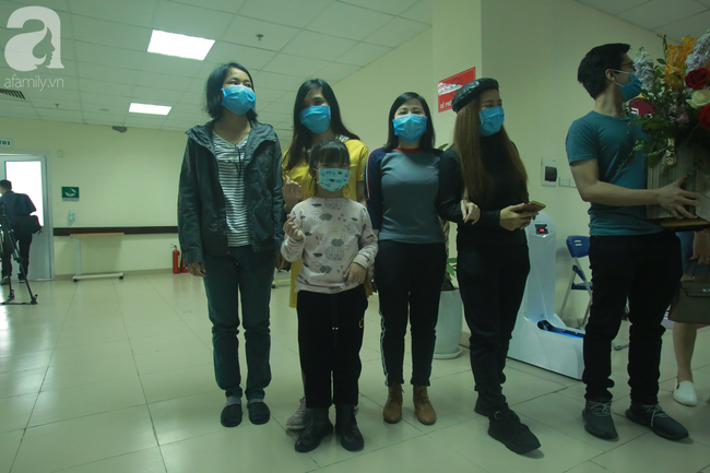 Hà Nội: Những hình ảnh 30 công nhân trở về từ Vũ Hán vừa được xuất viện - Ảnh 4. Hà Nội: Những hình ảnh 30 công nhân trở về từ Vũ Hán vừa được xuất viện - Ảnh 4.