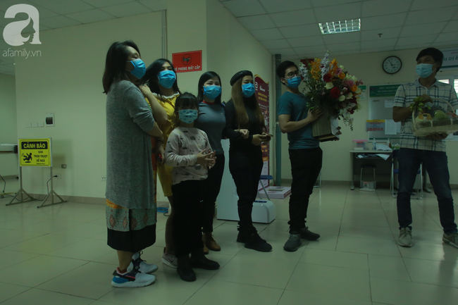 Hà Nội: Những hình ảnh 30 công nhân trở về từ Vũ Hán vừa được xuất viện - Ảnh 8. Hà Nội: Những hình ảnh 30 công nhân trở về từ Vũ Hán vừa được xuất viện - Ảnh 8.