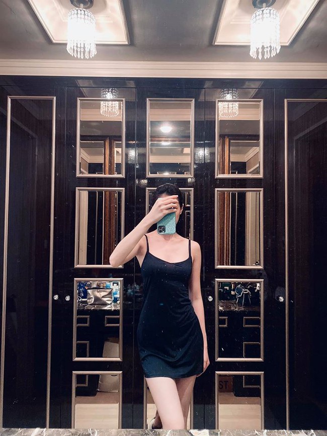 Khánh Vân selfie giấu mặt nhưng lại để lộ body cực kỳ mê hoặc.