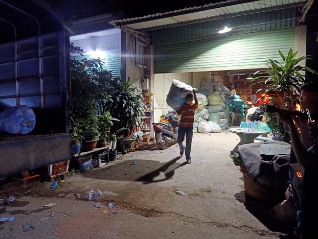 TP.HCM: Ph&aacute;t hiện, ti&ecirc;u hủy 780 kg khẩu trang bị lỗi tại cơ sở thu gom phế liệu ở huyện B&igrave;nh Ch&aacute;nh - Ảnh 1.