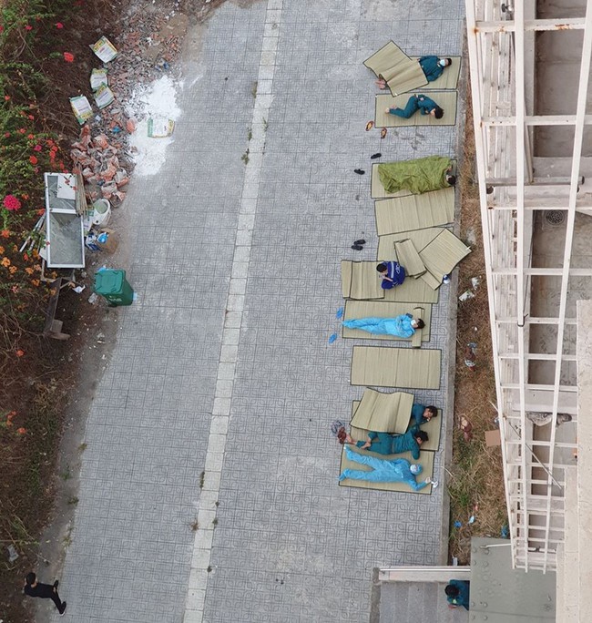 Bức ảnh đội hậu cần tranh thủ chợp mắt trên nền đất lạnh với manh chiếu mỏng sau ca làm thâu đêm khiến cộng đồng mạng cảm kích vô cùng - Ảnh 1. Bức ảnh đội hậu cần tranh thủ chợp mắt trên nền đất lạnh với manh chiếu mỏng sau ca làm thâu đêm khiến cộng đồng mạng cảm kích vô cùng - Ảnh 1.