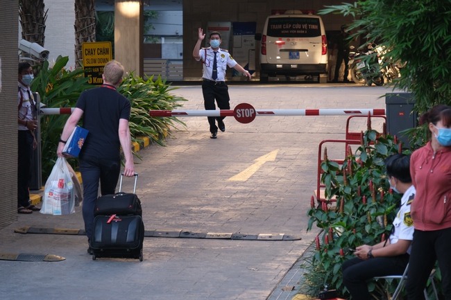 TP.HCM phong toả chung cư "nhà giàu" có phi công Anh dương tính Covid-19, người bên ngoài chờ tiếp tế lương thực vào trong - Ảnh 12. TP.HCM phong toả chung cư "nhà giàu" có phi công Anh dương tính Covid-19, người bên ngoài chờ tiếp tế lương thực vào trong - Ảnh 12.