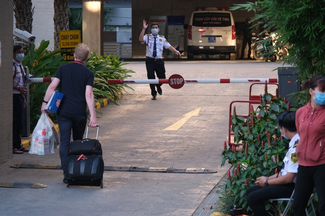 TP.HCM phong toả chung cư &quot;nhà giàu&quot; có phi công Anh dương tính Covid-19, người bên ngoài chờ tiếp tế lương thực vào trong - Ảnh 12.