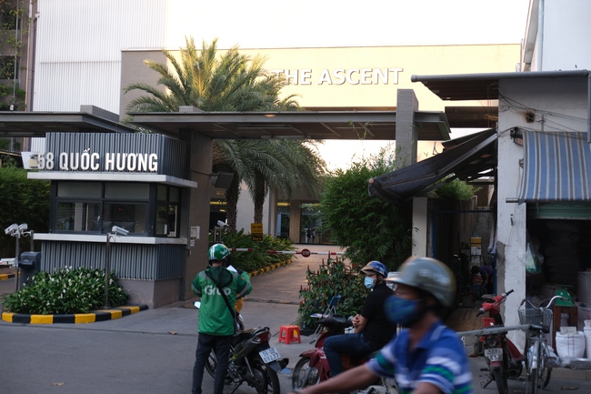 TP.HCM phong toả chung cư "nhà giàu" có phi công Anh dương tính Covid-19, người bên ngoài chờ tiếp tế lương thực vào trong - Ảnh 1. TP.HCM phong toả chung cư "nhà giàu" có phi công Anh dương tính Covid-19, người bên ngoài chờ tiếp tế lương thực vào trong - Ảnh 1.