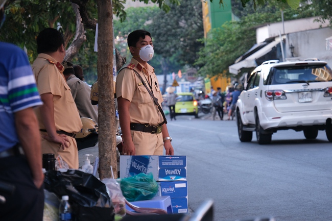 TP.HCM phong toả chung cư &quot;nhà giàu&quot; có phi công Anh dương tính Covid-19, người bên ngoài chờ tiếp tế lương thực vào trong - Ảnh 3.