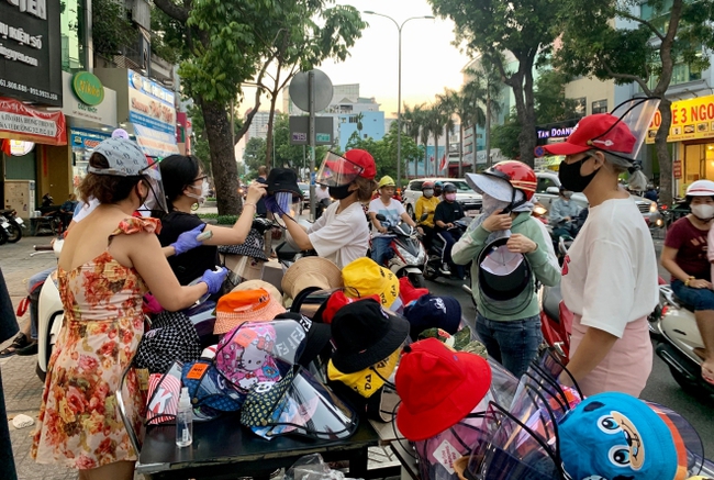 Mũ chống dịch Covid-19 trở thành trào lưu phòng chống mới: Chuyên gia chỉ ra sự thật bất ngờ - Ảnh 1. Mũ chống dịch Covid-19 trở thành trào lưu phòng chống mới: Chuyên gia chỉ ra sự thật bất ngờ - Ảnh 1.