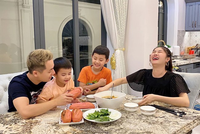 Gia đ&igrave;nh Bang Kh&ocirc;i qu&acirc;y quần b&ecirc;n nhau.