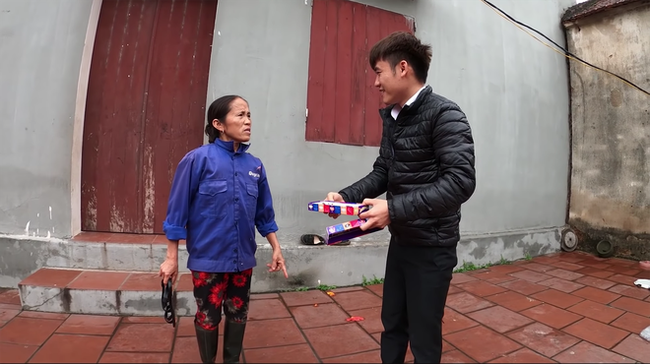 Con trai bà Tân Vlog lại bị tố là "diễn lố", gian dối khi bắt trend cũ rích, mang món kẹo thối đi troll mẹ - Ảnh 4. Con trai bà Tân Vlog lại bị tố là "diễn lố", gian dối khi bắt trend cũ rích, mang món kẹo thối đi troll mẹ - Ảnh 4.