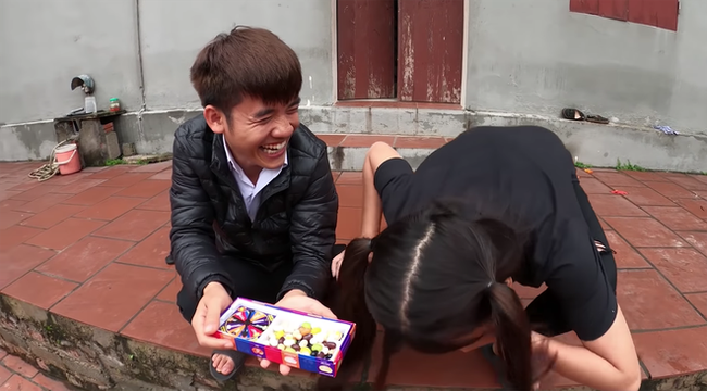 Con trai bà Tân Vlog lại bị tố là "diễn lố", gian dối khi bắt trend cũ rích, mang món kẹo thối đi troll mẹ - Ảnh 5. Con trai bà Tân Vlog lại bị tố là "diễn lố", gian dối khi bắt trend cũ rích, mang món kẹo thối đi troll mẹ - Ảnh 5.