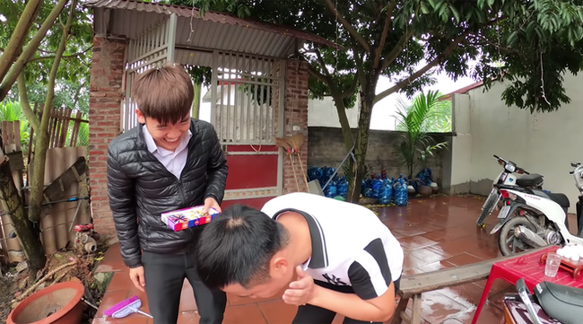 Con trai bà Tân Vlog lại bị tố là "diễn lố", gian dối khi bắt trend cũ rích, mang món kẹo thối đi troll mẹ - Ảnh 6. Con trai bà Tân Vlog lại bị tố là "diễn lố", gian dối khi bắt trend cũ rích, mang món kẹo thối đi troll mẹ - Ảnh 6.
