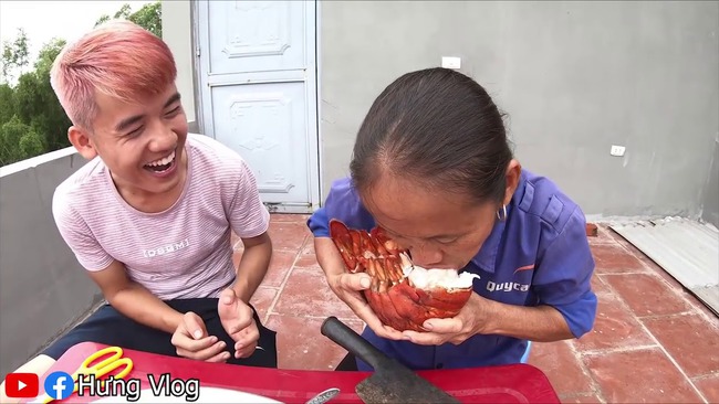 Con trai bà Tân Vlog lại bị tố là "diễn lố", gian dối khi bắt trend cũ rích, mang món kẹo thối đi troll mẹ - Ảnh 1. Con trai bà Tân Vlog lại bị tố là "diễn lố", gian dối khi bắt trend cũ rích, mang món kẹo thối đi troll mẹ - Ảnh 1.