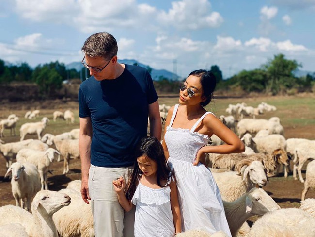 Đoan Trang đăng ảnh bên chồng con cùng dòng chú thích: Ngày nắng đẹp trời trong, đến một chỗ vắng người, chỉ có các bạn cừu.