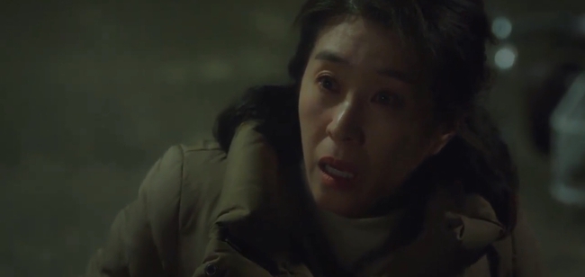 &quot;Hi Bye, Mama&quot;: Xúc động cảnh Kim Tae Hee ôm mẹ gào khóc trong bệnh viện, bố ruột ngã quỵ khi thấy con gái còn sống  - Ảnh 3.