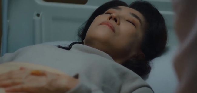 &quot;Hi Bye, Mama&quot;: Xúc động cảnh Kim Tae Hee ôm mẹ gào khóc trong bệnh viện, bố ruột ngã quỵ khi thấy con gái còn sống  - Ảnh 4.