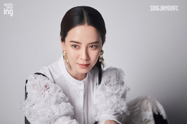 Không còn trẻ trung như xưa nhưng loạt ảnh hậu trường mới của Song Ji Hyo vẫn khiến cô được tung hô nhờ điều này - Ảnh 2.