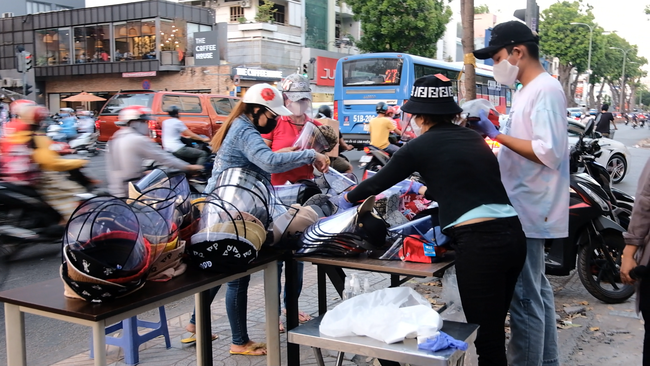 &quot;Mũ chống dịch&quot; Covid-19 đắt hàng tại TP Hồ Chí Minh, nhưng có ngăn chặn được virus? - Ảnh 6.