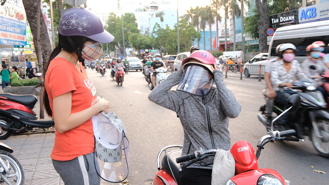 &quot;Mũ chống dịch&quot; Covid-19 đắt hàng tại TP Hồ Chí Minh, nhưng có ngăn chặn được virus? - Ảnh 4.