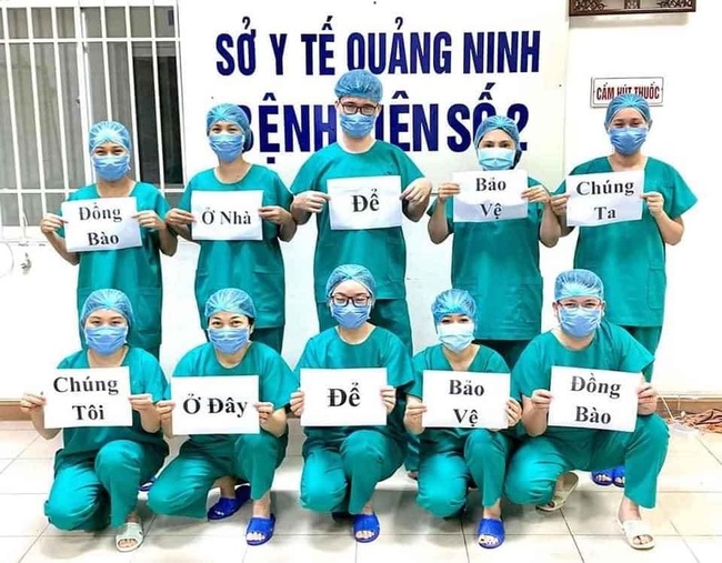 Những hình ảnh truyền cảm hứng của đội ngũ y tế mọi miền giữa tâm dịch Covid-19 - Ảnh 1.