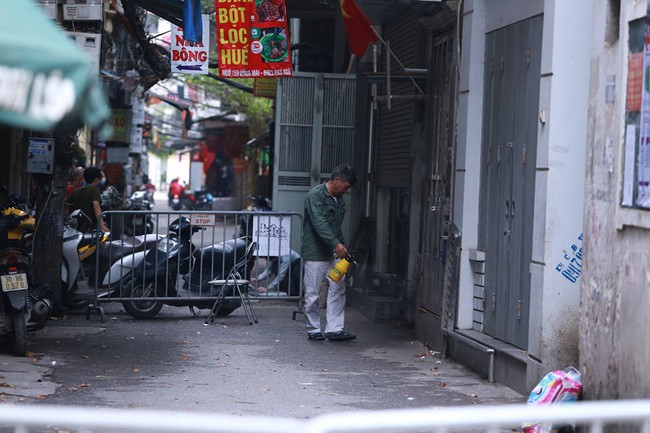 Nơi nữ nhân viên y tế dương tính với Covid-19, người dân lắp đặt những vách ngăn trong suốt bằng nilon để hạn chế việc tiếp xúc trực tiếp với mọi người - Ảnh 17.