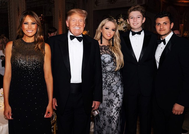 Quý tử Barron Trump hiếm hoi lộ ảnh nở nụ cười tươi rạng rỡ, khiến cộng động mạng xuýt xoa trong khi con gái Tổng thống Mỹ cũng lột xác không kém - Ảnh 1.
