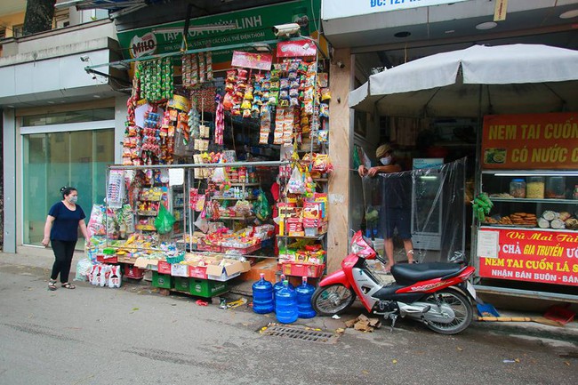 Nơi nữ nhân viên y tế dương tính với Covid-19, người dân lắp đặt những vách ngăn trong suốt bằng nilon để hạn chế việc tiếp xúc trực tiếp với mọi người - Ảnh 8.