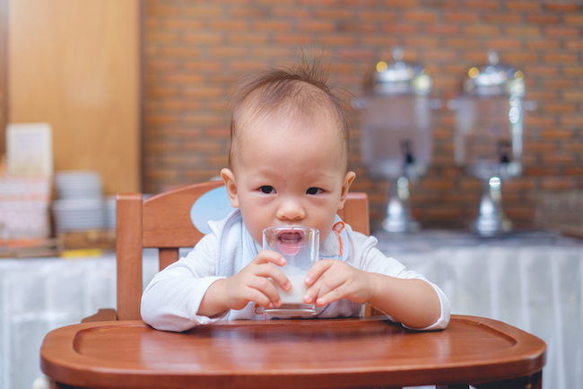 Trẻ uống quá 600ml sữa tươi mỗi ngày có thể đối mặt nguy cơ bị thiếu sắt - Ảnh 1.
