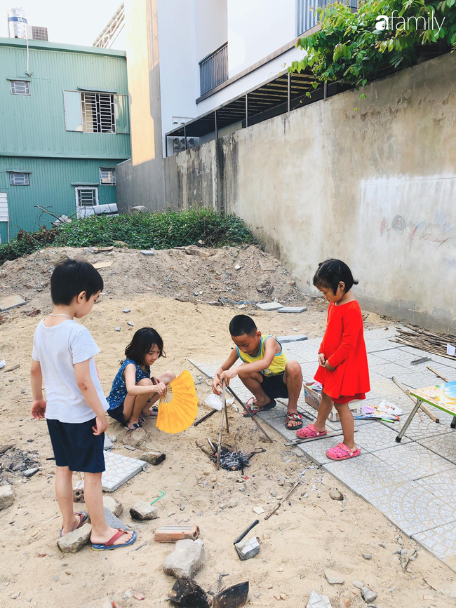 Đem cho hết đồ chơi của các con, mẹ Đà Nẵng vẫn khiến 2 bé chưa một lần kêu chán khi nghỉ phòng dịch Covid-19 và lý do thú vị - Ảnh 2.