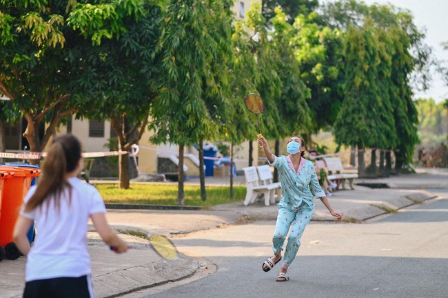 Từ hái rau sạch, vận động thể thao cho tới kết giao bạn mới, Võ Hoàng Yến khoe cuộc sống đầy "healthy" những ngày trong khu cách ly - Ảnh 1. Từ hái rau sạch, vận động thể thao cho tới kết giao bạn mới, Võ Hoàng Yến khoe cuộc sống đầy "healthy" những ngày trong khu cách ly - Ảnh 1.