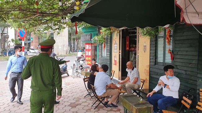 Hà Nội: Công an đến tận các hàng quán nhắc nhở đóng cửa vì chưa nắm được lệnh - Ảnh 3.