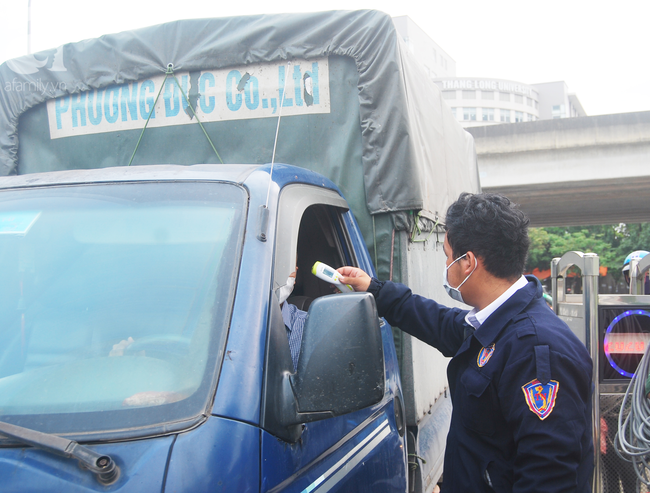 Hà Nội: Kiểm tra y tế tất cả những người qua cổng vào khu đô thị - Ảnh 12.