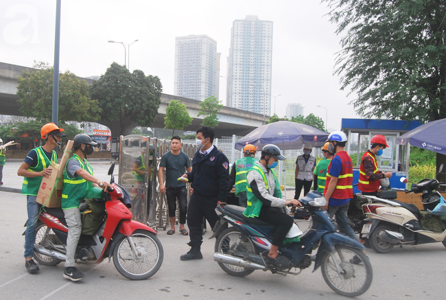 Hà Nội: Kiểm tra y tế tất cả những người qua cổng vào khu đô thị - Ảnh 14.