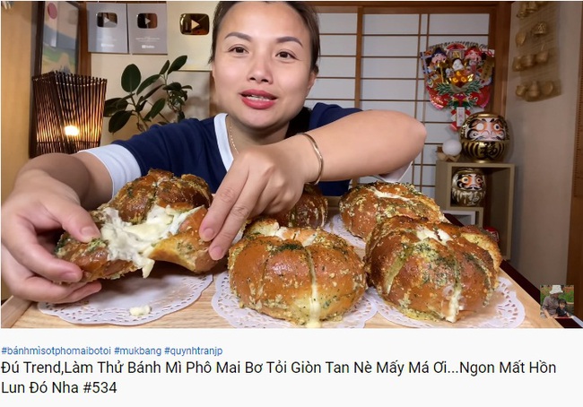 Cũng đu trend làm bánh mì bơ tỏi phô mai, Quỳnh Trần JP khiến ai nấy ngỡ ngàng với tay nghề thành thạo đến nỗi đầu bếp cũng phải gật gù - Ảnh 1.