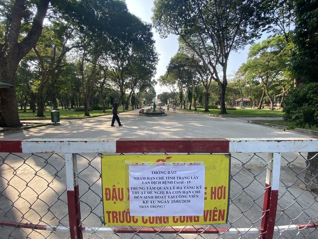 TP.HCM: Sân chơi công viên vắng ngắt, máy tập thể dục bị niêm phong sau lệnh tạm ngưng hoạt động phòng chống dịch Covid-19 - Ảnh 4.
